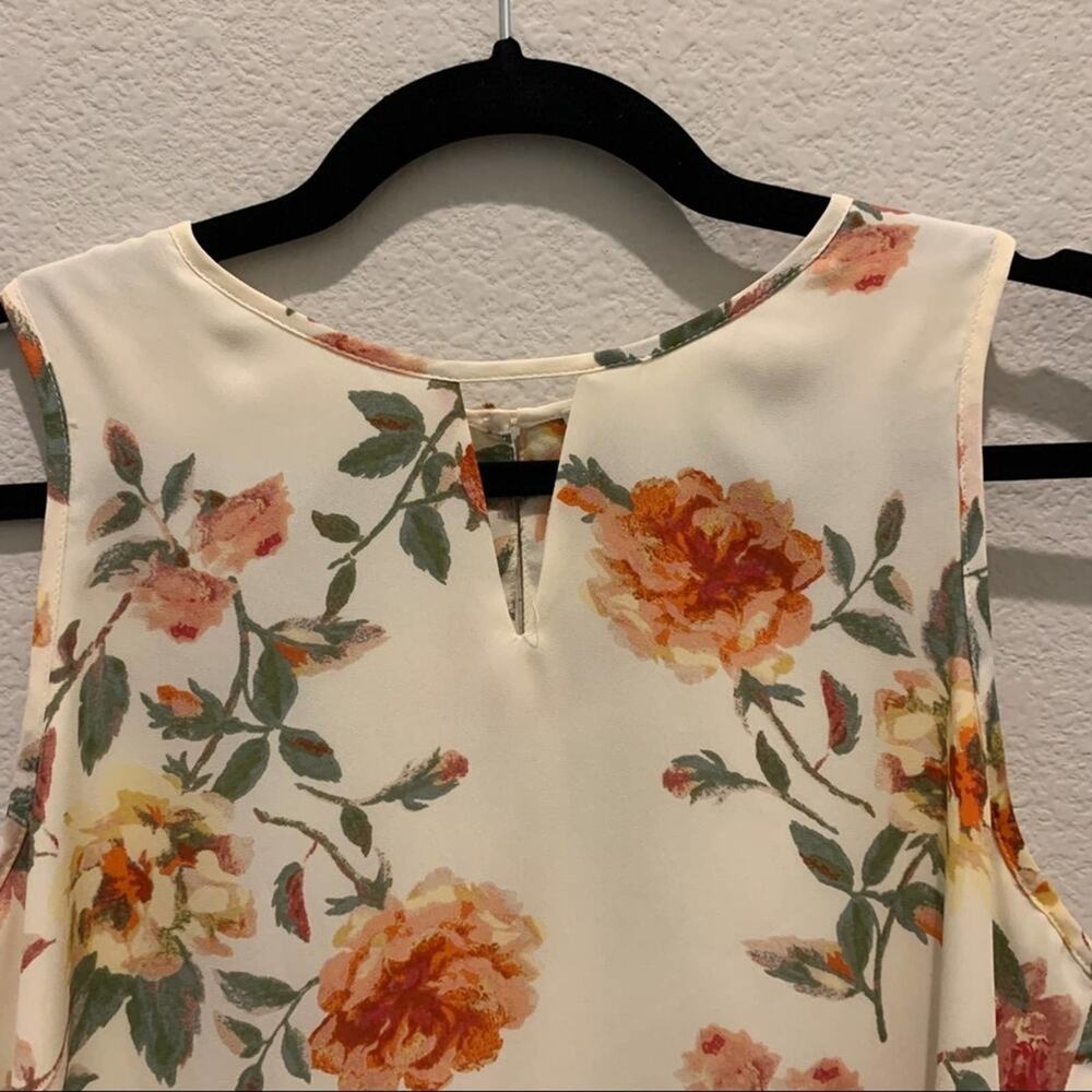 Violet + Claire flowered floral top. Keyhole front and top button back. Medium - Picture 5 of 12